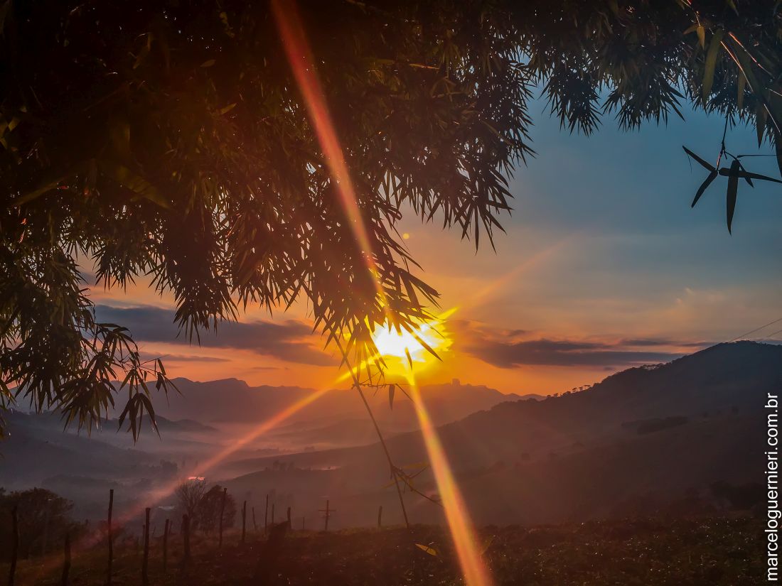 Nascer do Sol em São Bento do Sapucaí, SP - Brasil, a partir do bairro do Serrano, com vista para a pedra do Baú Nascer do Sol em São Bento do Sapucaí, SP - Brasil, a partir do bairro do Serrano, com vista para a pedra do Baú